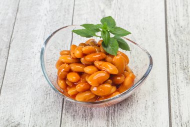 Domates soslu beyaz fasulye fesleğen yaprağı servis etti.