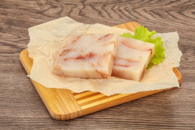 Pişirmek için çiğ balık filetosu.