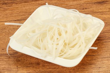 Haşlanmış pirinç eriştesi pişirmeye hazır.