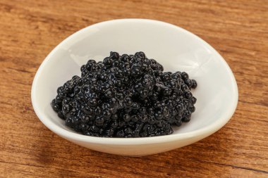 Lüks balık, kâsede siyah havyar.