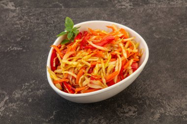 Havuç ve biberli vejetaryen lahana salatası 