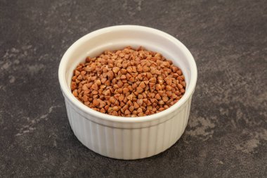 Kâsede çiğ karabuğday gevreği 