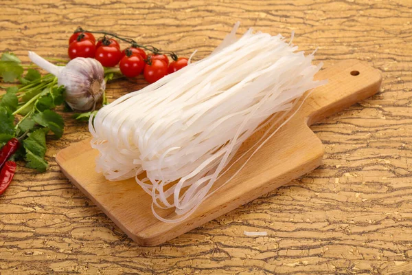 Fideos Arroz Crudos Servidos Con Hojas Cilantro —  Fotos de Stock