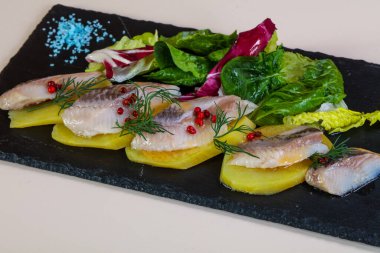 Patates ve soğanlı ringa balığı.