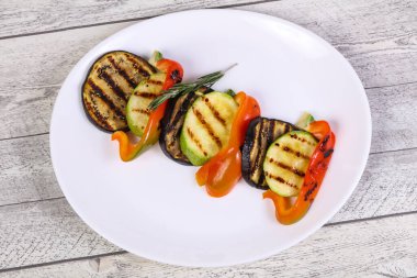 Izgara sebze, patlıcan, kabak ve biber tabakta.