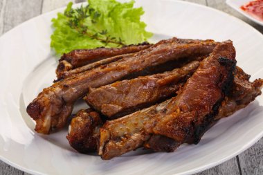 Kavrulmuş domuz kaburga sos ile
