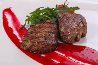 Biftek ve çilek sosu. Roket salatası.