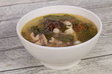 Tayland usulü et, sebze ve mantarlı çorba.