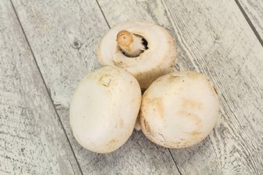 Raw Champignon hurdalığı yemek yapmaya hazır.