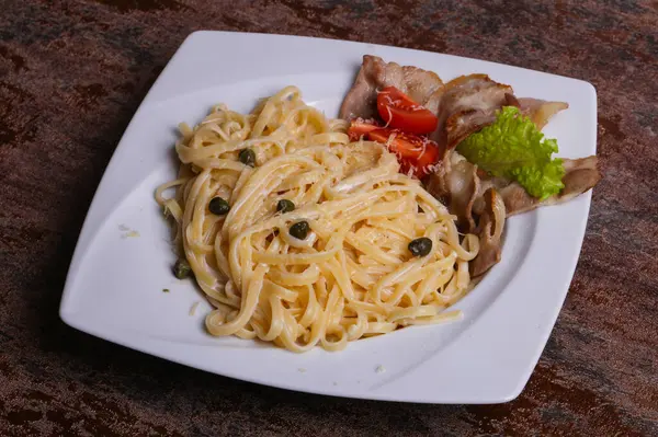 Pasta Carbonara Bacon Cheese Served Capers — Stock Photo, Image