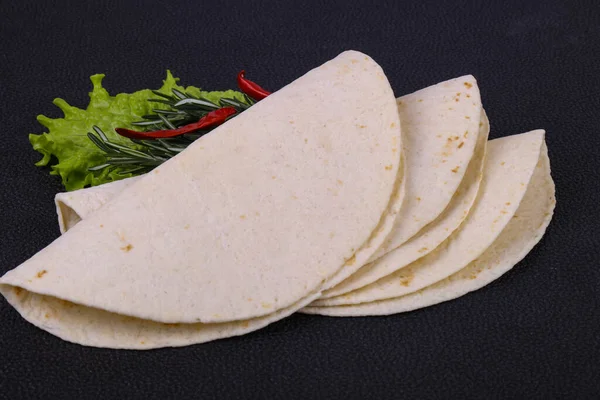 Leere Hausgemachte Tortilla Serviert Salatblätter — Stockfoto