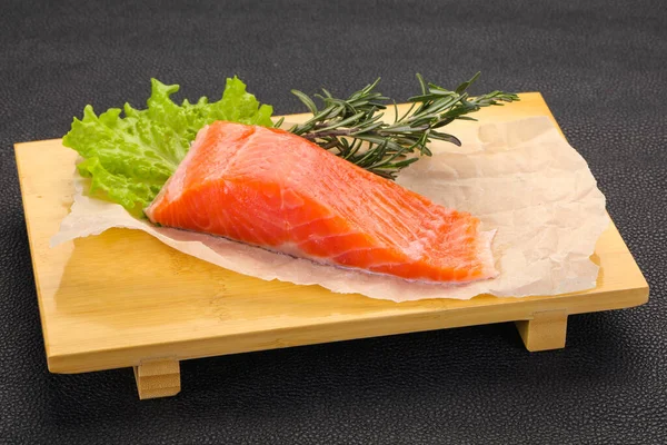 Stukje Rauwe Zalm Houten Ondergrond — Stockfoto