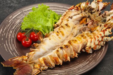 Tabakta ızgara kerevit salata servis edildi.