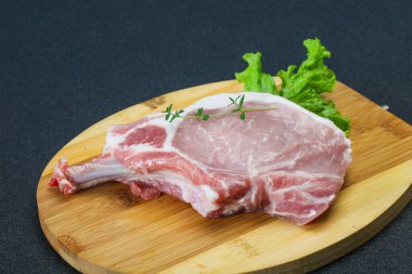 Ahşap arka planda çiğ biftek.