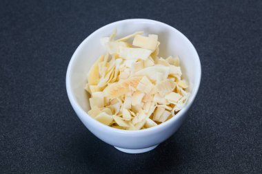 Hindistan cevizi kuru cipsi kasede atıştırmalık.