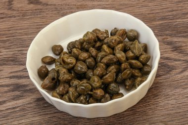 Kasede salamura edilmiş kapari.