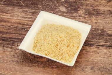 Tabakta çiğ Hint basmati pilavı