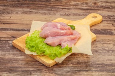 Pişirmek için çiğ hindi göğsü biftek.