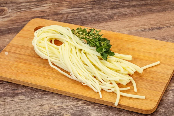 Chechil Spaghetti Brânză Gustare Peste Bord — Fotografie, imagine de stoc