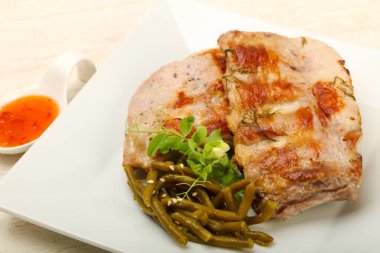 Kızarmış domuz kaburgası.