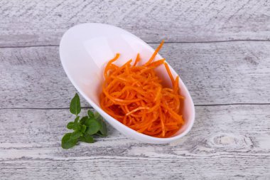 Kore cattot atıştırmalık salatası kasede fesleğen yaprağı servis edilir.