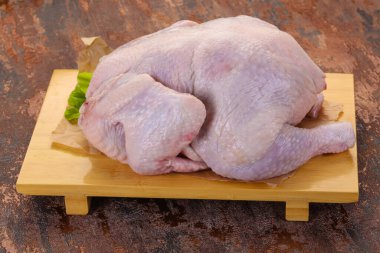 Çiğ tavuk pişirmeye hazır.