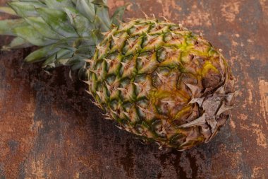 Ahşap arka plan üzerinde olgunlaşmış taze ananas