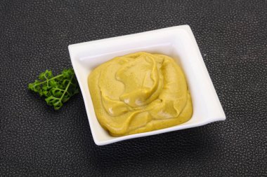 Kasede maydanoz servis edilen hardal sosu.