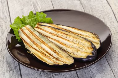 Kavanozda kızarmış patlıcan.