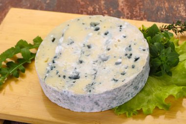 Salata ve fesleğenli yuvarlak mavi peynir.