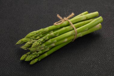 Ahşap tahtanın üzerine çiğ kuşkonmaz yığını