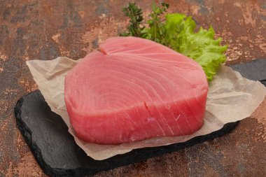 Çiğ ton balığı bifteği pişirmeye hazır.