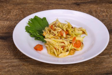 Deniz mahsullü yeşil mango salatası - yengeç ve karides