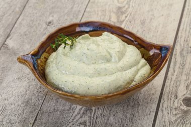 Bitki ve sarımsaklı süzme krema.