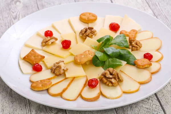 Prato Queijo Com Nozes Salada — Fotografia de Stock