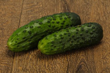 Taze taze iki salatalık vejetaryen için hazır.