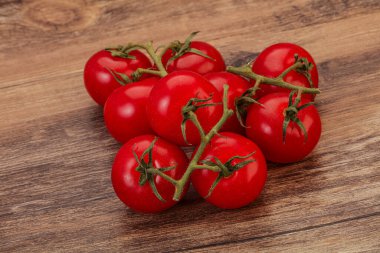 # Tatlı, olgun, tatlı domates dalında #