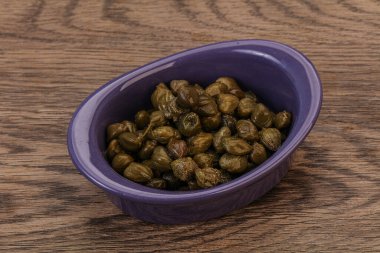 Kasede salamura edilmiş kapari.