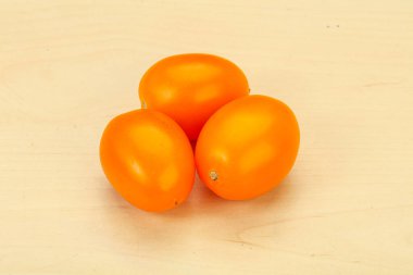 Lezzetli sebzeler - Arka planda sarı domates yığını