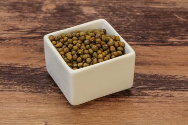 Vejetaryen mutfağı. Pişirmek için kuru yeşil mercimek.