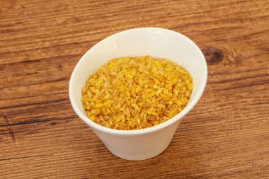 Vejetaryen mutfağı. Kasede pişirmek için kuru bulgur.