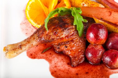 Üzümlü ördek bacağı, portakal ve armut.