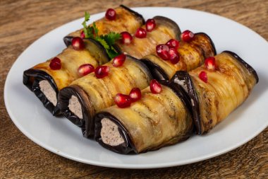 Pomegranet tohumları ile doldurulmuş patlıcan rulo