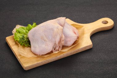 Çiğ tavuk kalçası pişirmeye hazır.