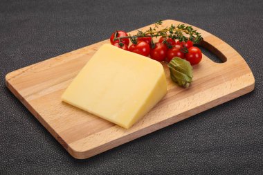 Ahşap zemin üzerinde sert parmesan peyniri parçası