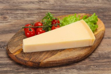 İtalyan geleneksel parmesan peyniri üçgeni salata servis etti