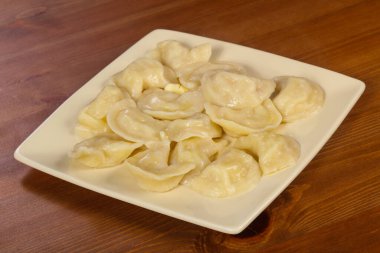 Patates püresi ve tereyağlı ev yapımı börek.