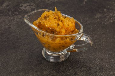 Salatalık ve hardal tohumlu sos.