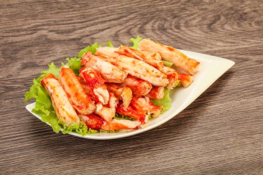 Doğal lüks yengeç filetosu tabakta.