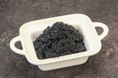 Lüks balık, kâsede siyah havyar.